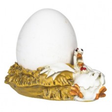 Evelina de kip op nest als eierdopje - Paolo Chiari