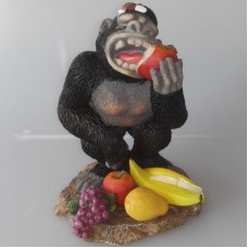 Fruit etende gorilla beeldje 