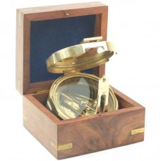 Kompas in houten kistje met anker