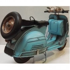 Lichtblauwe vespa scooter van blik sl467