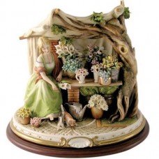 Bloemenverkoopster in stalletje beeldje van Capodimonte porselein